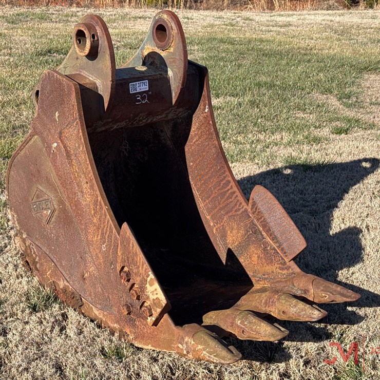 HENSLY 32" EXCAVATOR TOOTH BUCKET