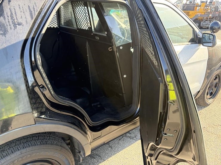 2015-ford-explorer-image-10