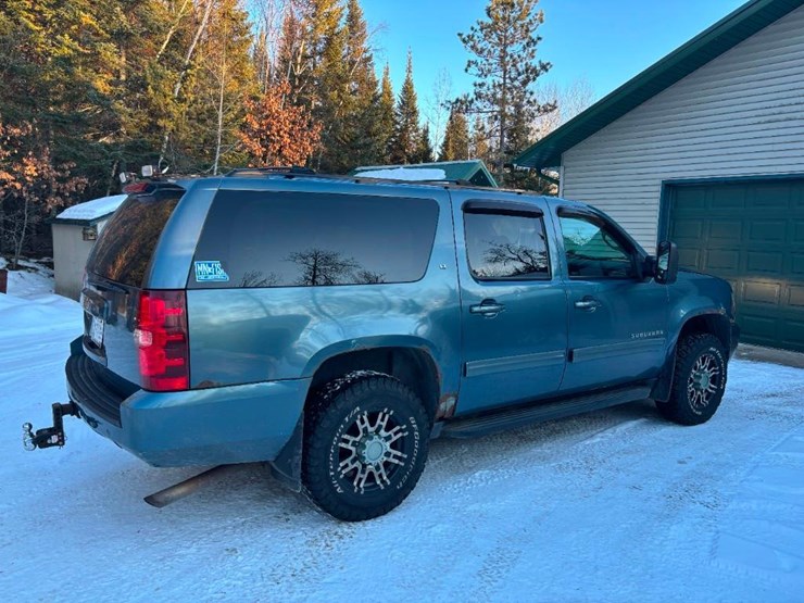 2010-chevrolet-suburban-image-5