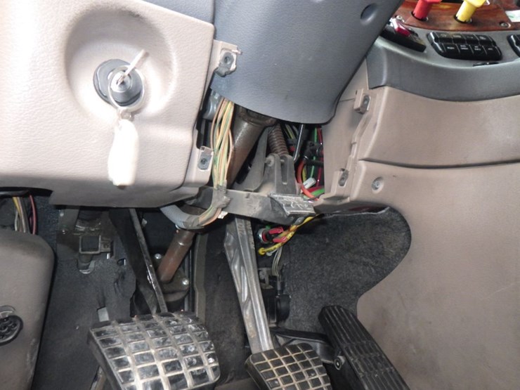 2013-freightliner-cascadia-125-image-24