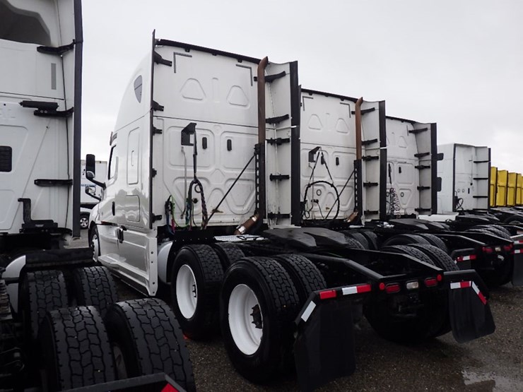 2020-freightliner-cascadia-126-image-15