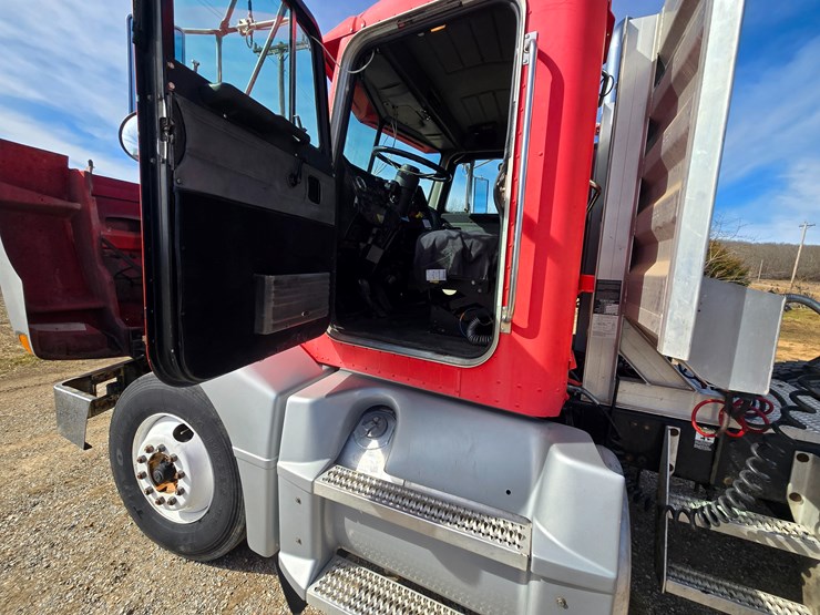 1997-peterbilt-377-image-50