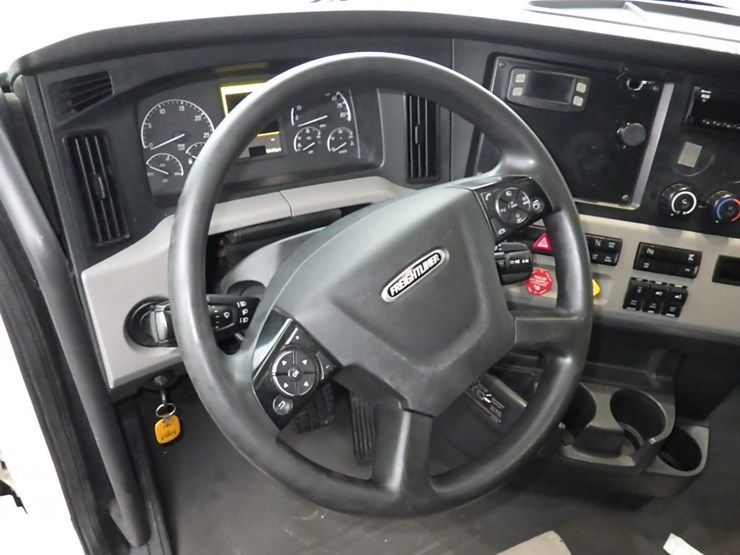 2020-freightliner-cascadia-126-image-21