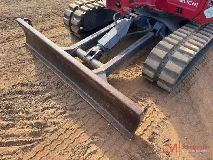 2020-takeuchi-tb240-image-16