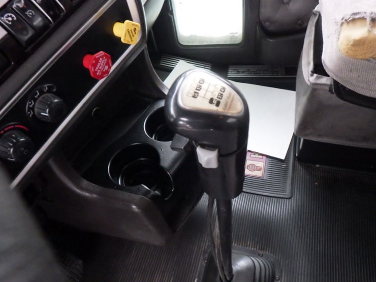 2013-kenworth-t800w-image-16