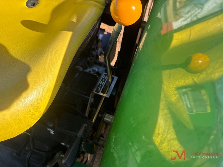 john-deere-4105-image-17