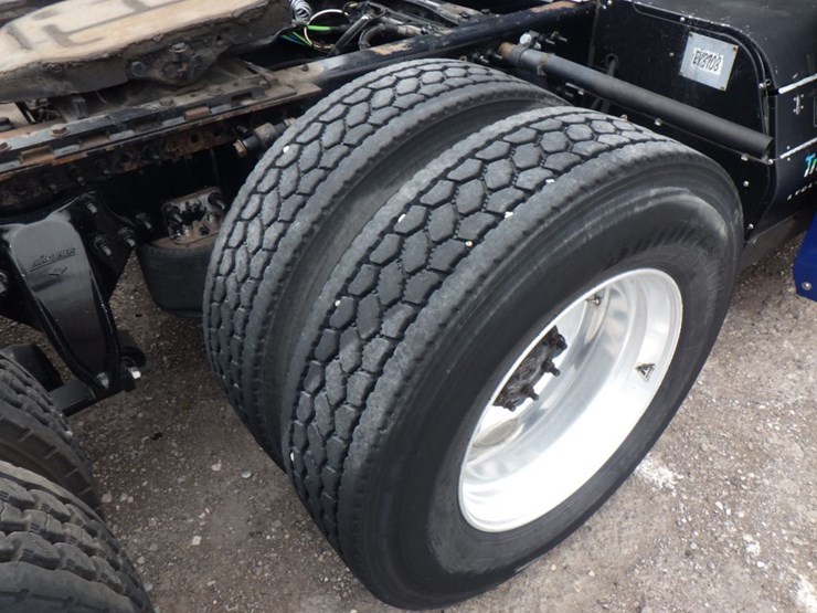 2019-freightliner-cascadia-126-image-9