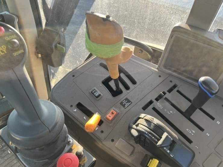 2015-john-deere-6125m-image-28