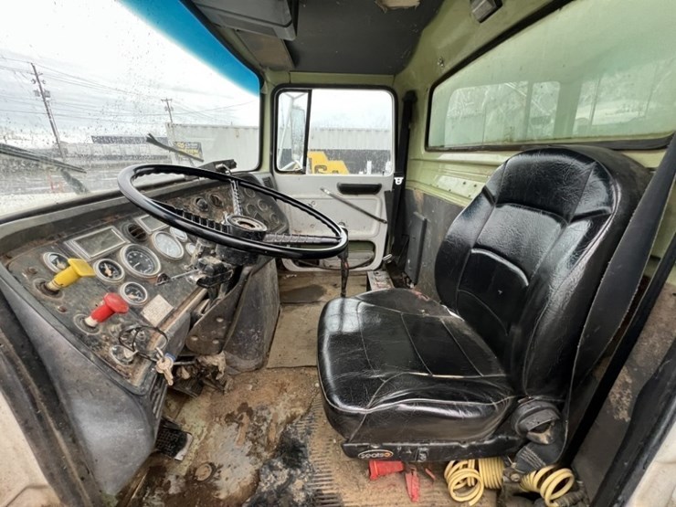 1995-ford-l9000-image-23