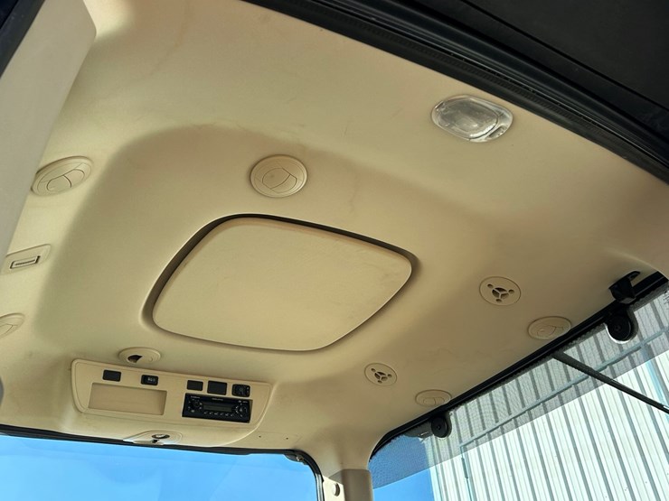 2010-john-deere-8295r-image-24