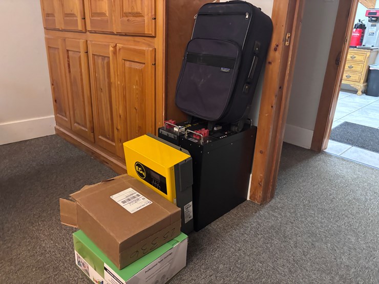 #3517-•-solar-panel-system-with-batteries,-complete-system-image-4