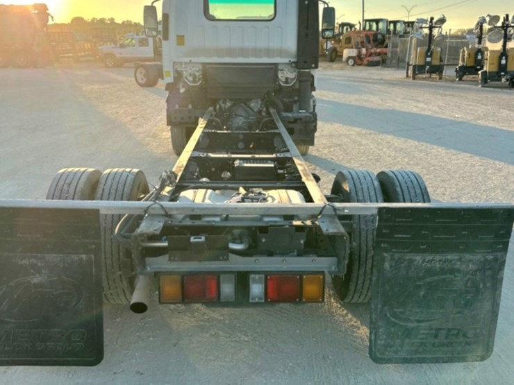 2021-isuzu-npr-image-5