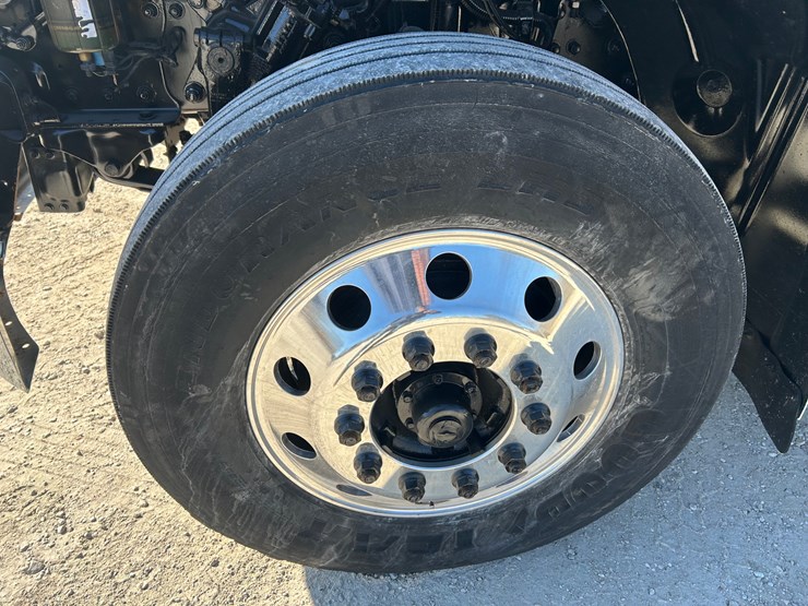 2018-freightliner-m2-106-image-42