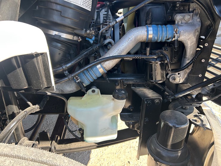 2018-freightliner-m2-106-image-31