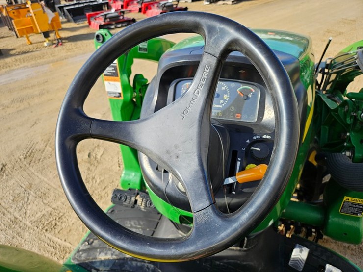 john-deere-3320-image-29