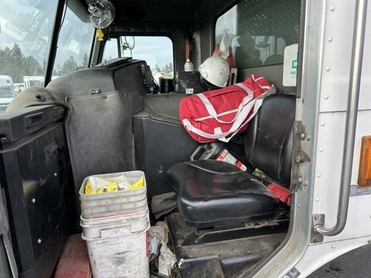 2014-peterbilt-320-image-31