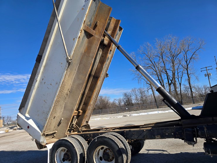 2001-mack-rd688s-image-65