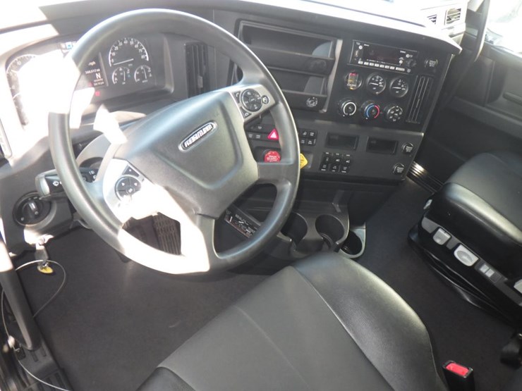 2024-freightliner-cascadia-126-image-18