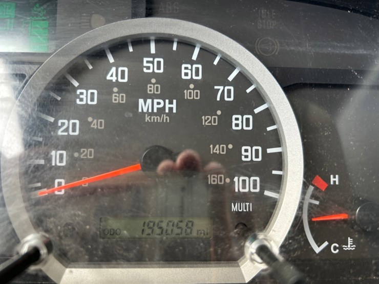 2020-isuzu-nqr-image-15