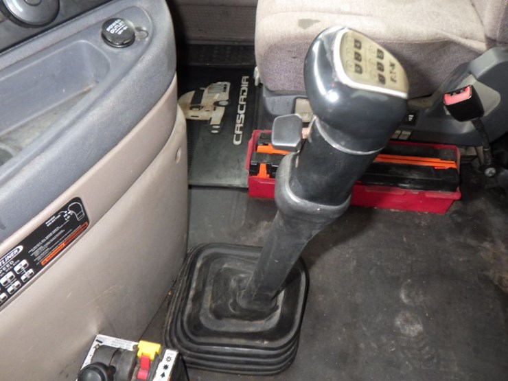 2016-freightliner-cascadia-125-image-15