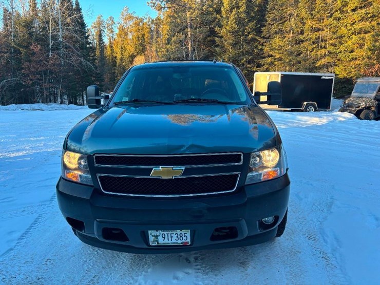 2010-chevrolet-suburban-image-8