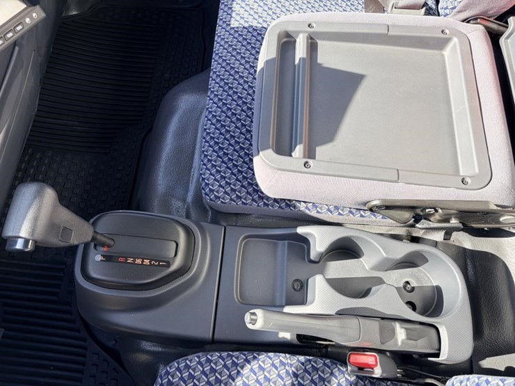 2024-isuzu-npr-image-17