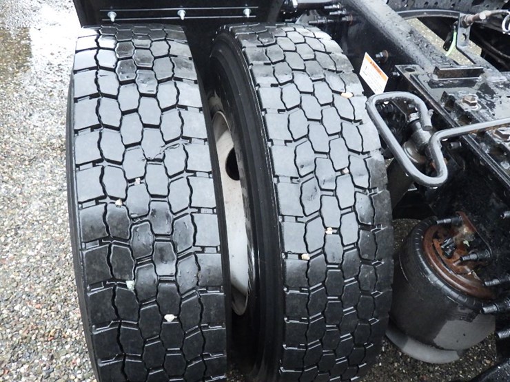 2020-freightliner-cascadia-126-image-19