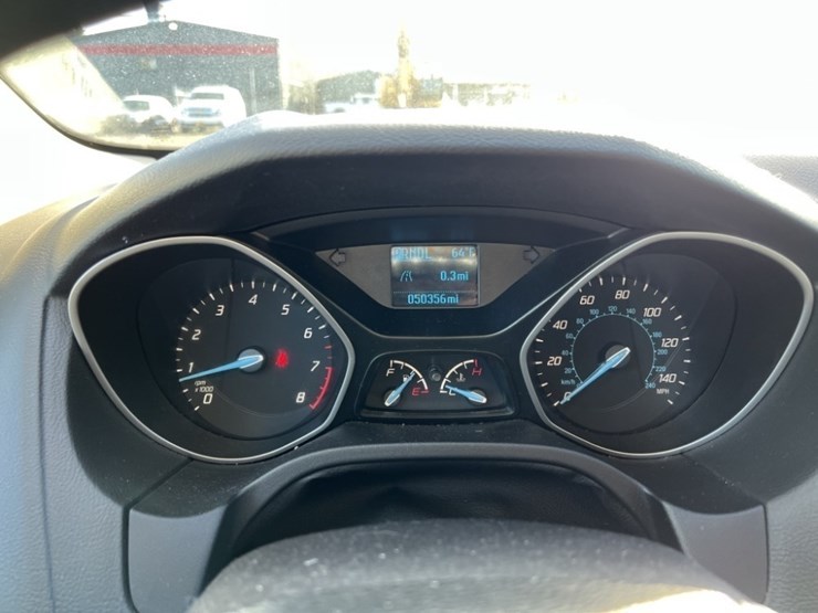 2014-ford-focus-sedan-image-24