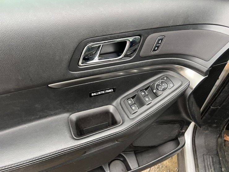 2017-ford-explorer-image-24