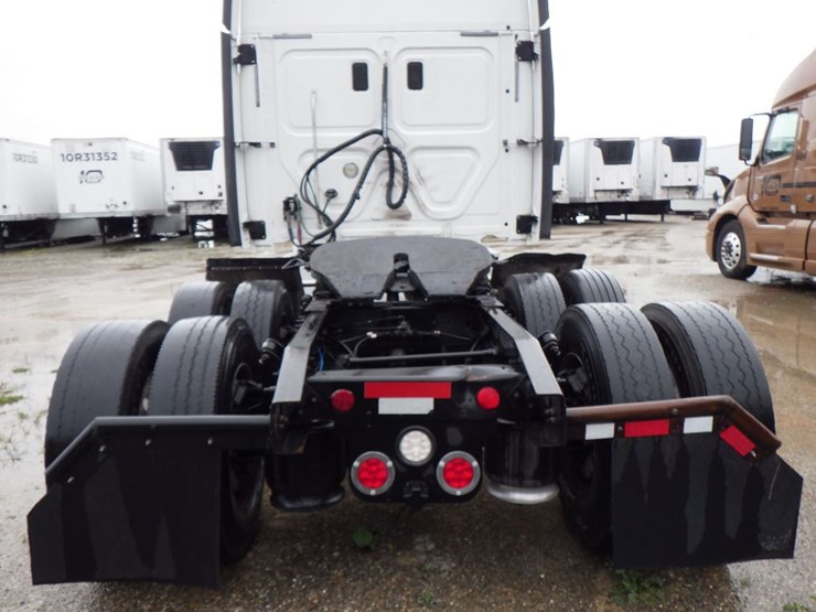 2013-freightliner-cascadia-125-image-10