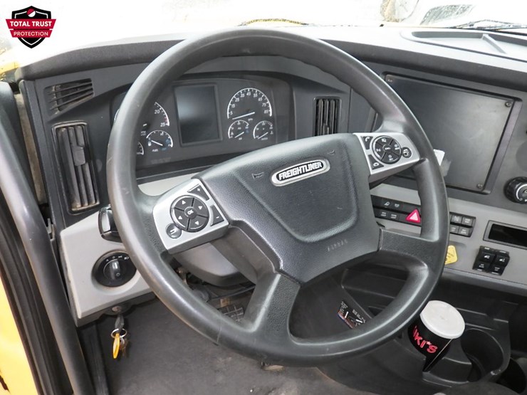 2022-freightliner-cascadia-126-image-12