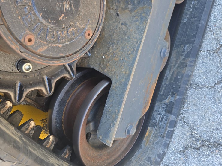 2012-deere-329d-image-28