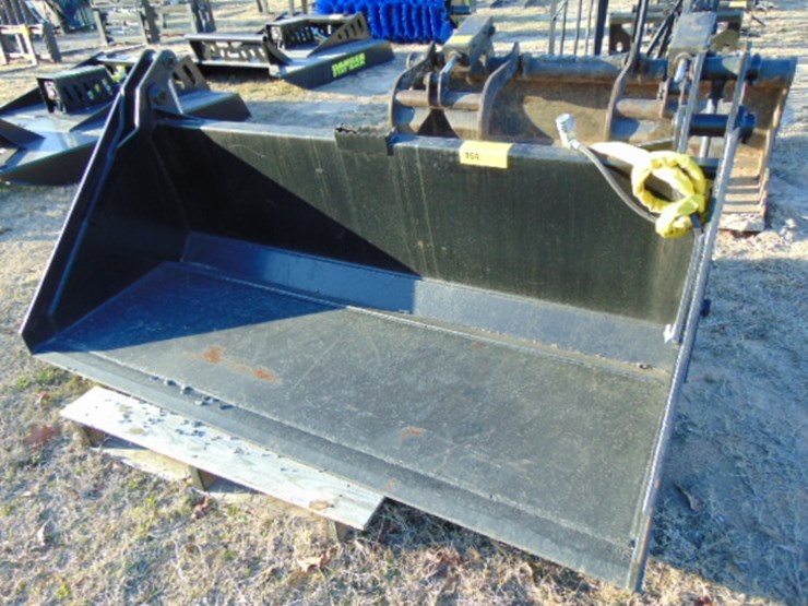 4-in-1-clam-bucket-image-1