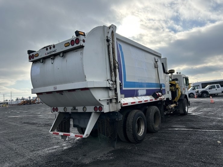 2014-peterbilt-320-image-5