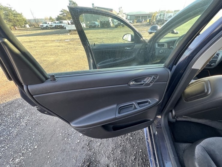 2011-chevrolet-impala-sedan-image-20