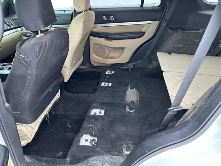 2016-ford-explorer-image-15