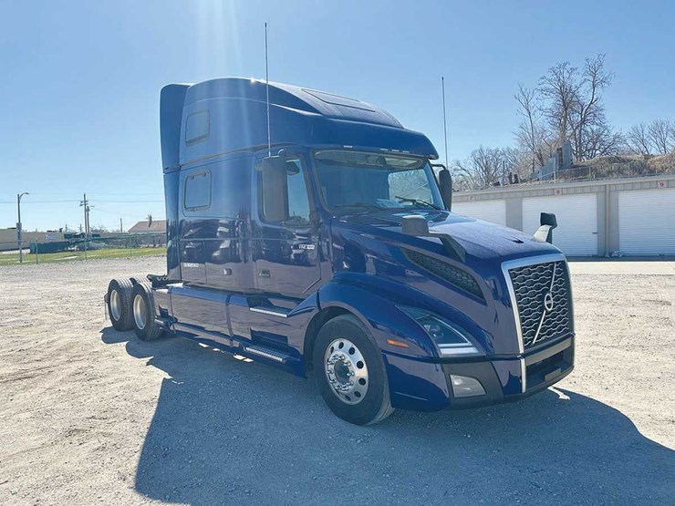 2022-volvo-vnl-860-image-1