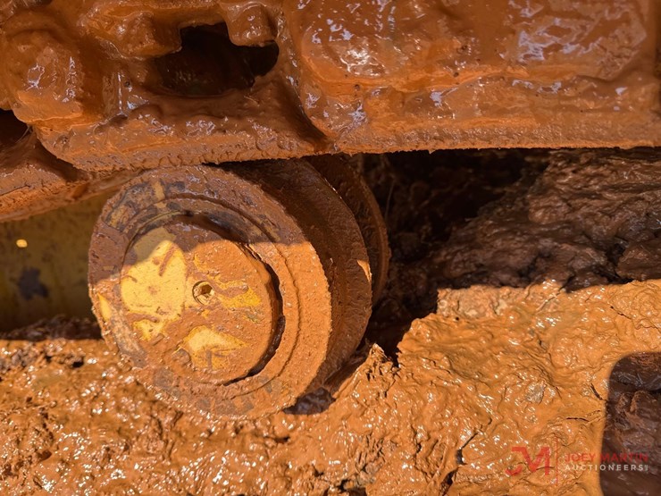 2010-komatsu-d51px-22-image-10