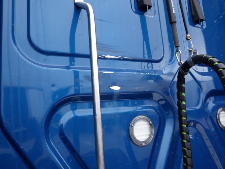 2021-freightliner-cascadia-126-image-22