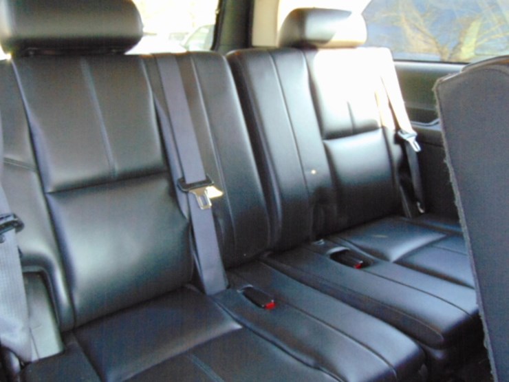2011-chevrolet-suburban-image-6