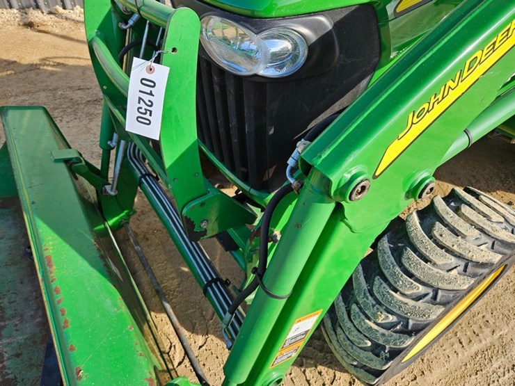 john-deere-3320-image-10