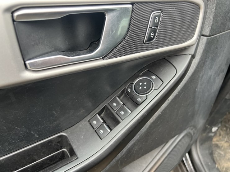 2021-ford-explorer-image-26