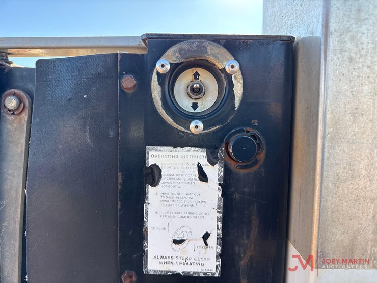 2005-chevrolet-c5500-flatbed-truck-image-12