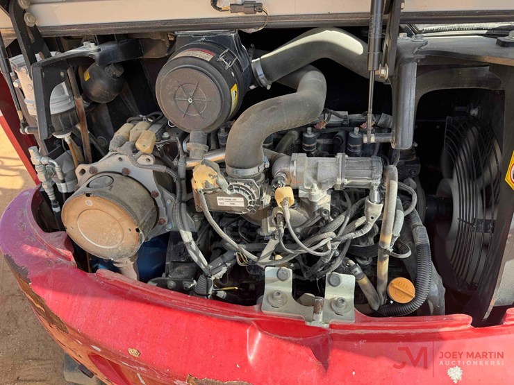 2020-takeuchi-tb240-image-7