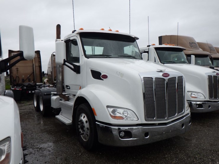 2017-peterbilt-579-image-3