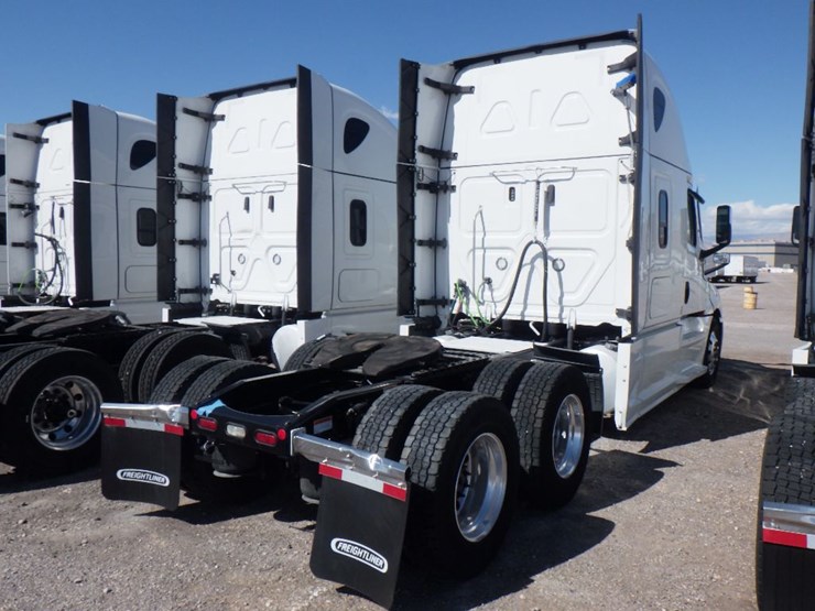 2024-freightliner-cascadia-126-image-9