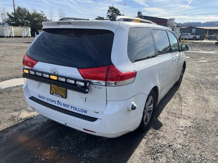 2014-toyota-sienna-le-image-4