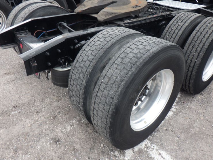 2021-freightliner-cascadia-126-image-9