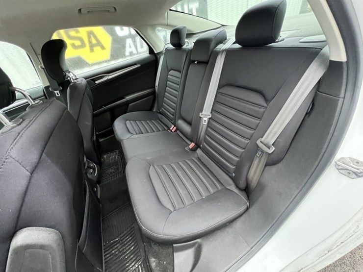 2013-ford-fusion-se-hybrid-sedan-image-20