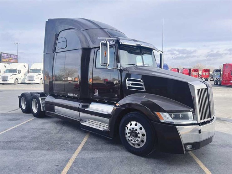 2022-western-star-5700xe-image-1